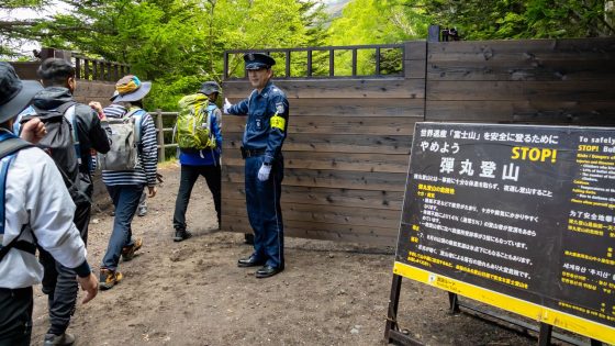 Instalan una puerta de control de acceso en la ruta norte del monte Fuji